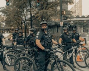 Policia b